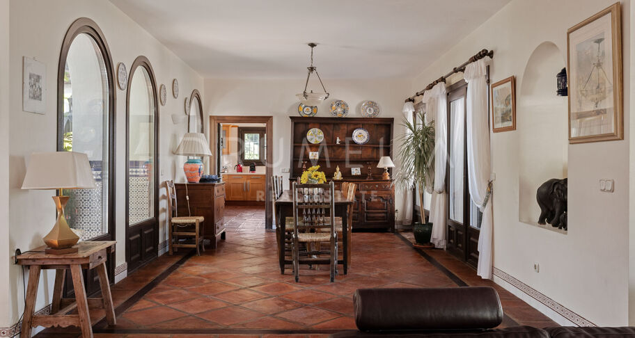 Élégante villa andalouse avec vue sur le lac près de Marbella – Istán
