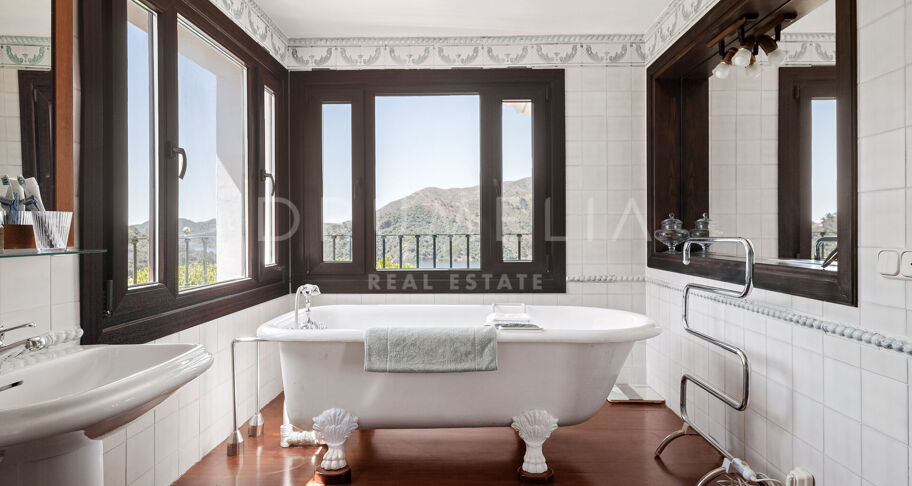 Élégante villa andalouse avec vue sur le lac près de Marbella – Istán