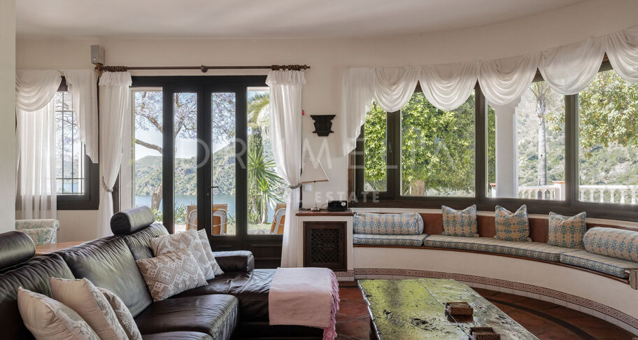 Élégante villa andalouse avec vue sur le lac près de Marbella – Istán