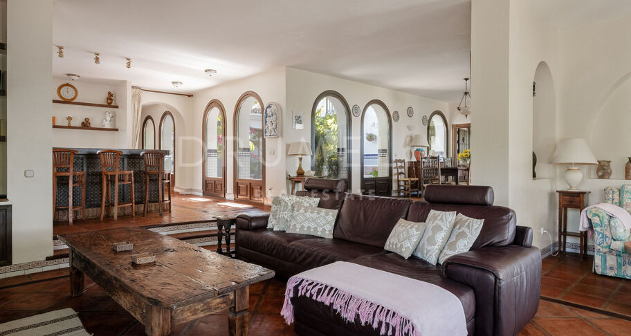 Élégante villa andalouse avec vue sur le lac près de Marbella – Istán