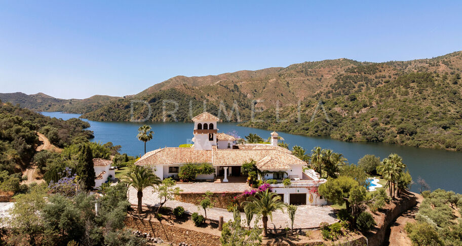 Élégante villa andalouse avec vue sur le lac près de Marbella – Istán