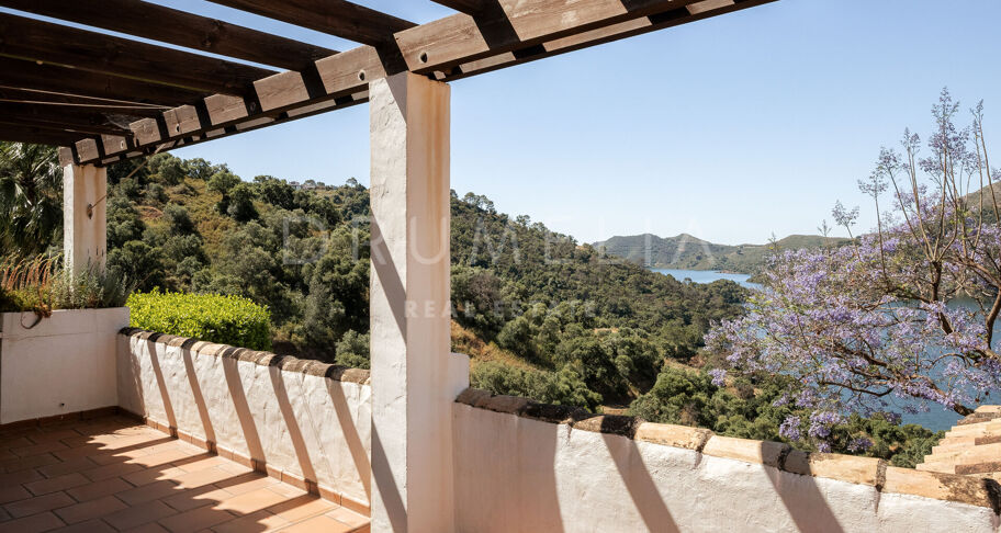 Élégante villa andalouse avec vue sur le lac près de Marbella – Istán