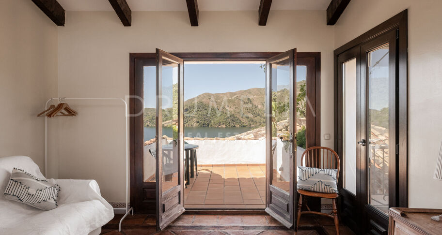 Élégante villa andalouse avec vue sur le lac près de Marbella – Istán