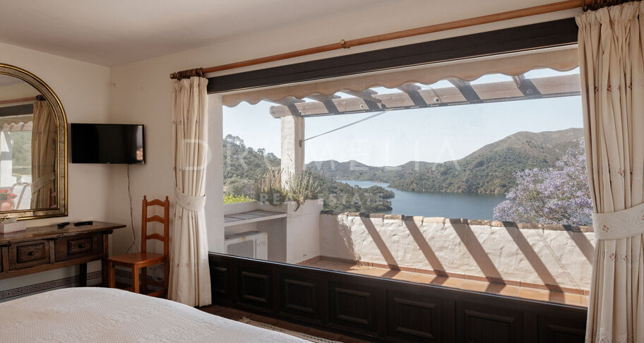Élégante villa andalouse avec vue sur le lac près de Marbella – Istán