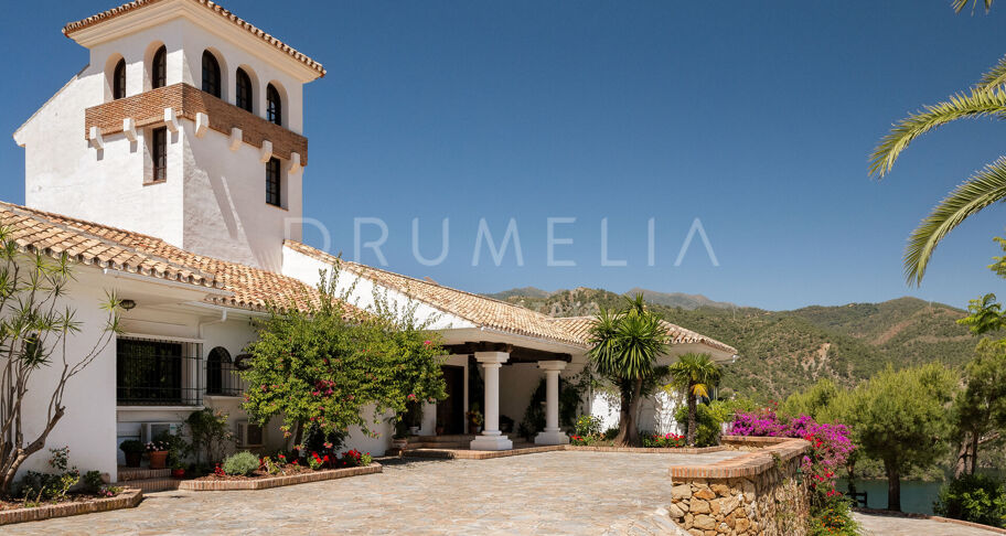 Élégante villa andalouse avec vue sur le lac près de Marbella – Istán