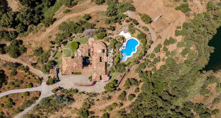 Élégante villa andalouse avec vue sur le lac près de Marbella – Istán
