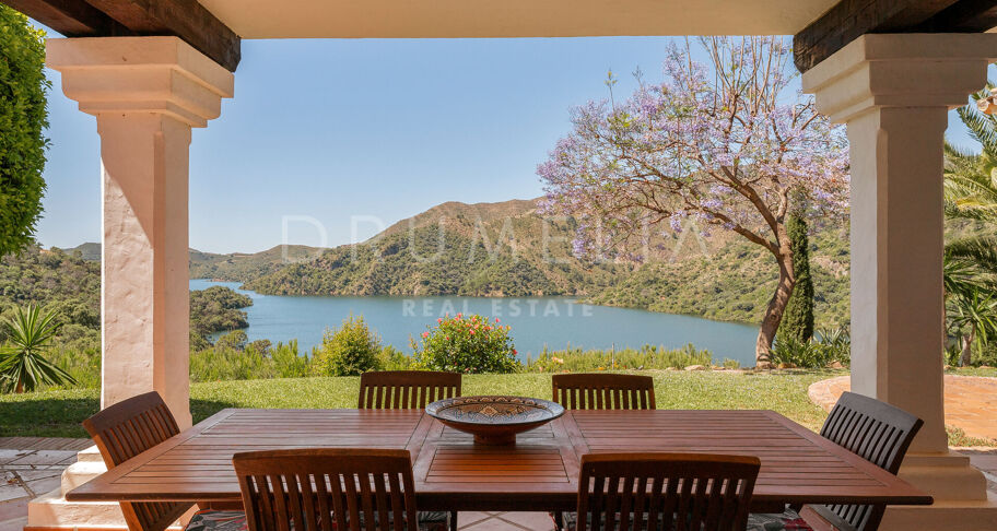 Élégante villa andalouse avec vue sur le lac près de Marbella – Istán