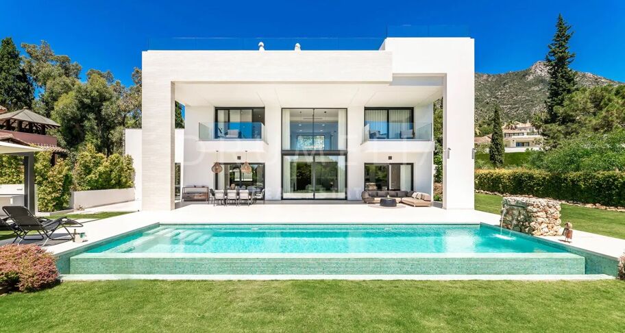 Moderne villa met zeezicht in Cascada de Camoján