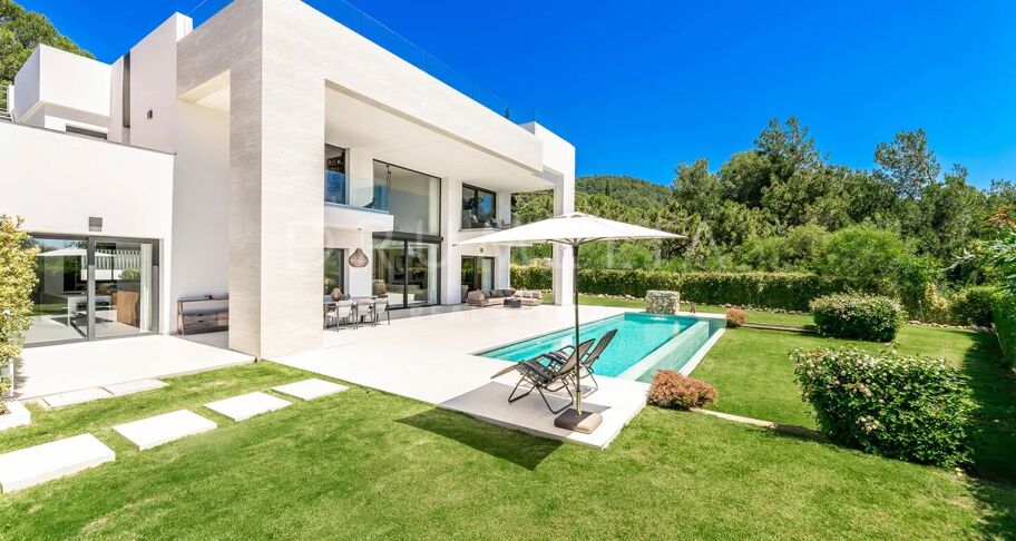 Moderne villa met zeezicht in Cascada de Camoján