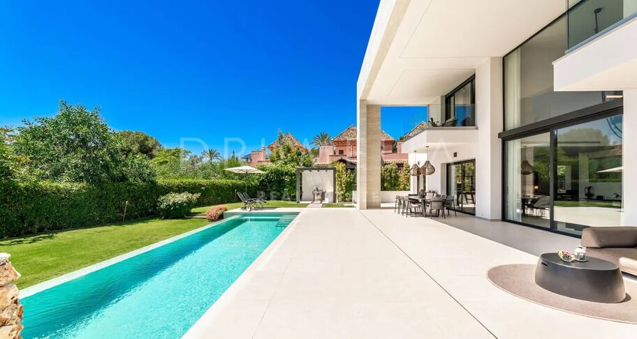 Moderne villa met zeezicht in Cascada de Camoján