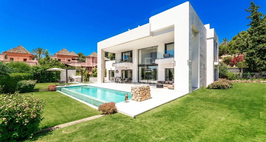 Moderne villa met zeezicht in Cascada de Camoján