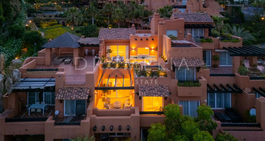 Duplex-Penthouse mit Panoramablick und Luxus-Außenbereichen in Nueva Andalucía