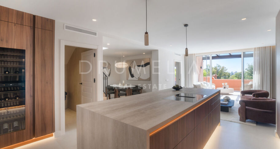 Duplex-Penthouse mit Panoramablick und Luxus-Außenbereichen in Nueva Andalucía