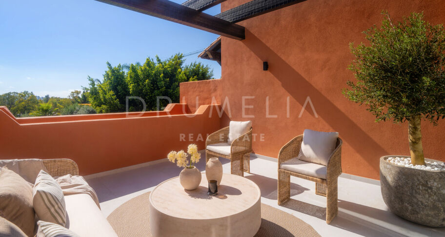 Duplex-Penthouse mit Panoramablick und Luxus-Außenbereichen in Nueva Andalucía