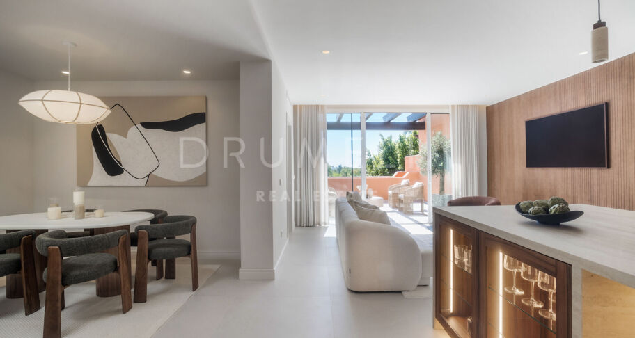Duplex-Penthouse mit Panoramablick und Luxus-Außenbereichen in Nueva Andalucía