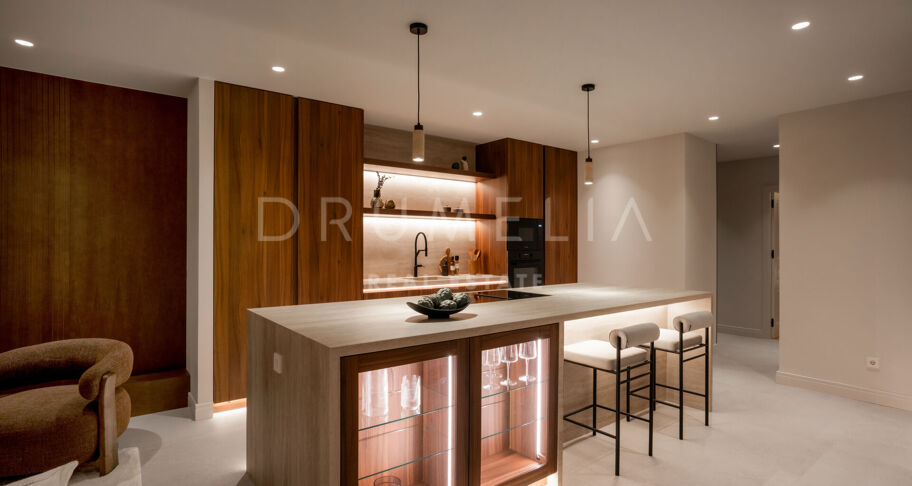Duplex-Penthouse mit Panoramablick und Luxus-Außenbereichen in Nueva Andalucía