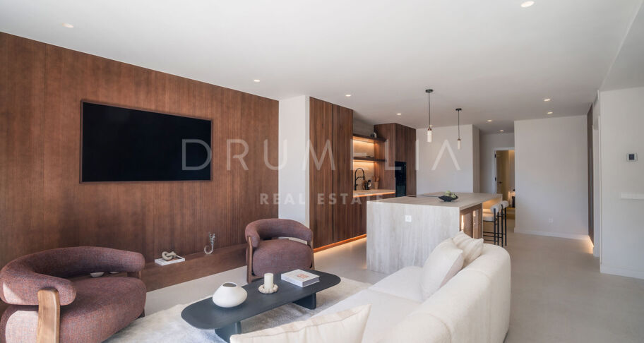 Duplex-Penthouse mit Panoramablick und Luxus-Außenbereichen in Nueva Andalucía