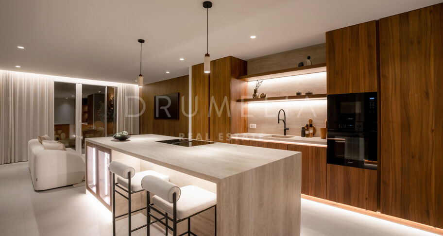 Duplex-Penthouse mit Panoramablick und Luxus-Außenbereichen in Nueva Andalucía