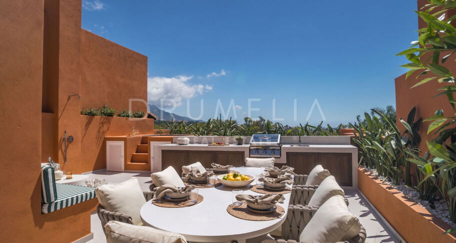 Duplex-Penthouse mit Panoramablick und Luxus-Außenbereichen in Nueva Andalucía