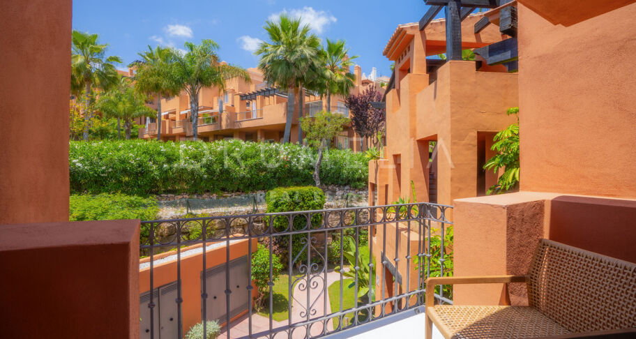 Duplex-Penthouse mit Panoramablick und Luxus-Außenbereichen in Nueva Andalucía
