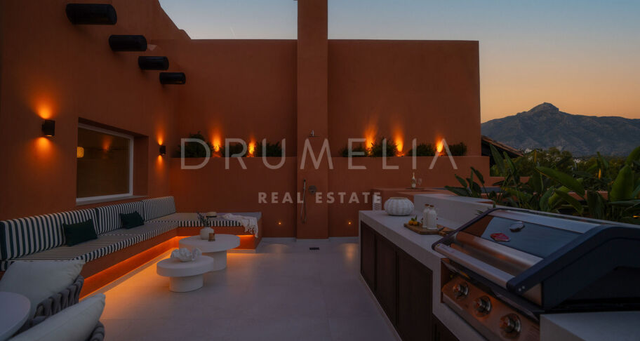 Duplex-Penthouse mit Panoramablick und Luxus-Außenbereichen in Nueva Andalucía