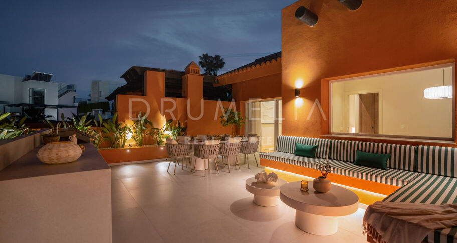 Duplex-Penthouse mit Panoramablick und Luxus-Außenbereichen in Nueva Andalucía