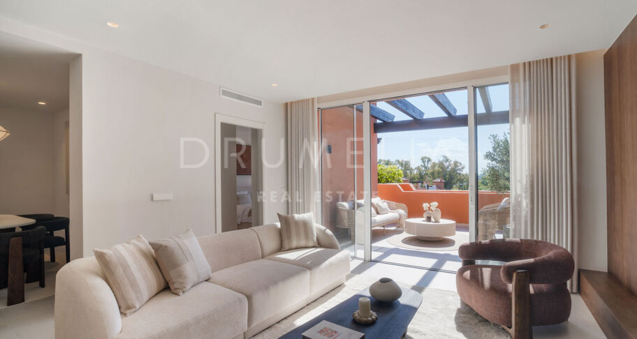 Duplex-Penthouse mit Panoramablick und Luxus-Außenbereichen in Nueva Andalucía