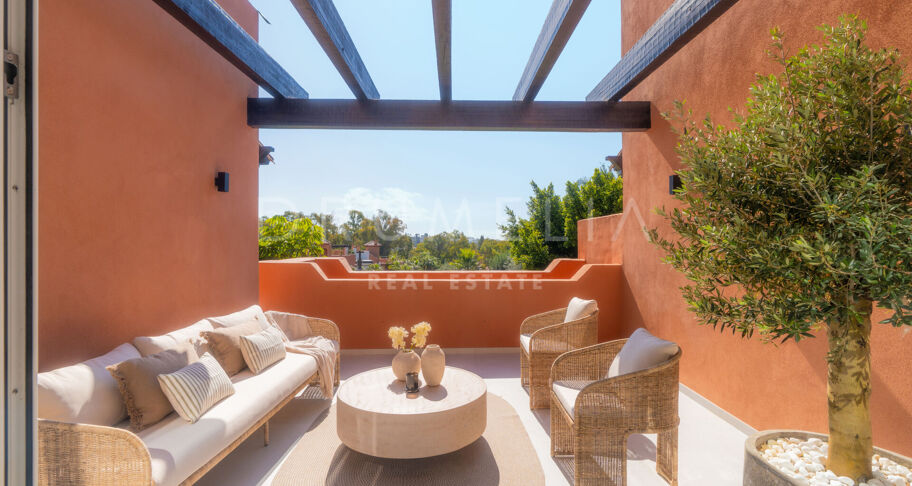 Duplex-Penthouse mit Panoramablick und Luxus-Außenbereichen in Nueva Andalucía