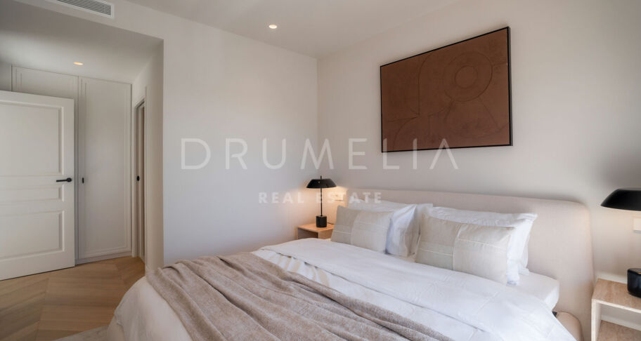Duplex-Penthouse mit Panoramablick und Luxus-Außenbereichen in Nueva Andalucía