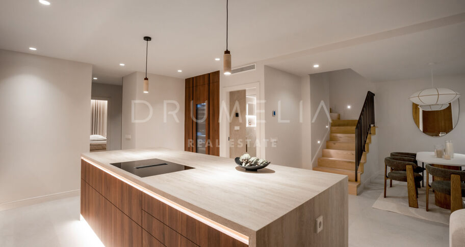 Duplex-Penthouse mit Panoramablick und Luxus-Außenbereichen in Nueva Andalucía