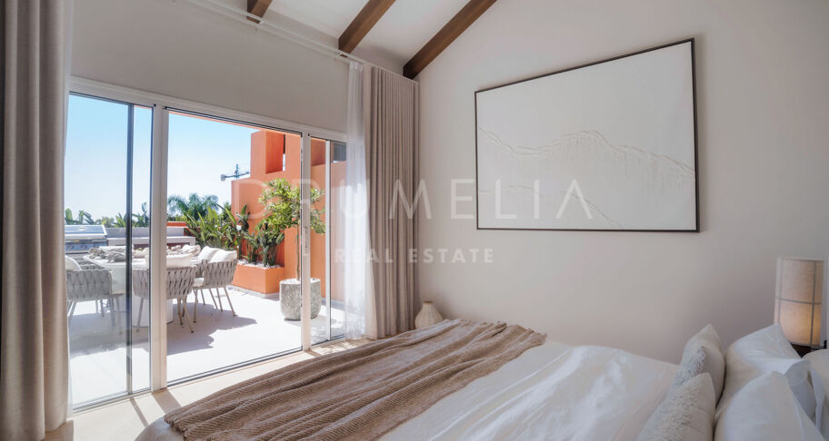Duplex-Penthouse mit Panoramablick und Luxus-Außenbereichen in Nueva Andalucía