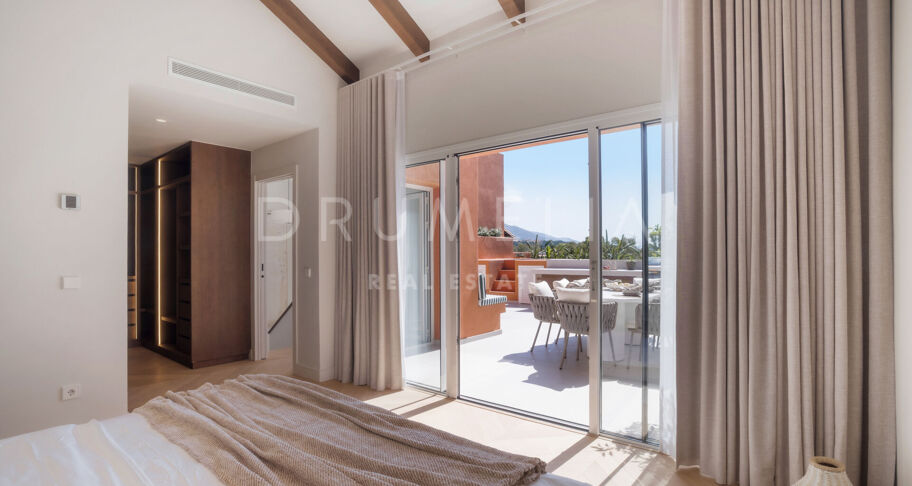 Duplex-Penthouse mit Panoramablick und Luxus-Außenbereichen in Nueva Andalucía