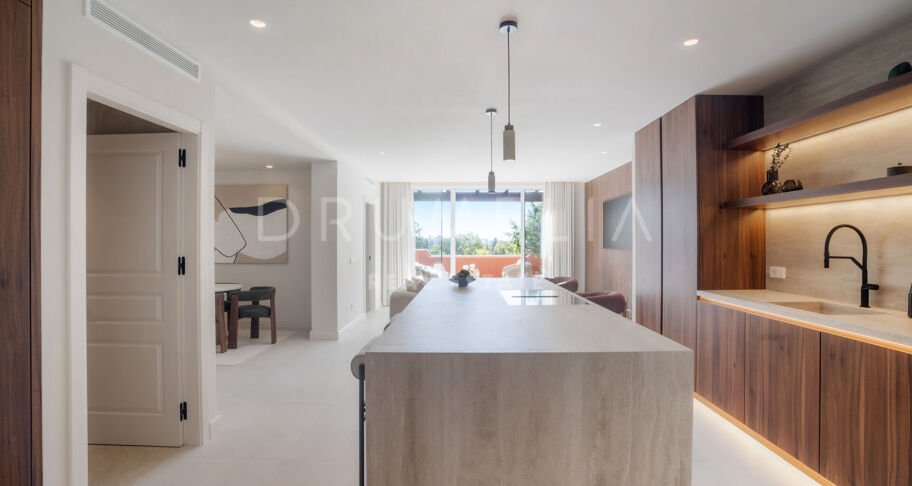 Duplex-Penthouse mit Panoramablick und Luxus-Außenbereichen in Nueva Andalucía