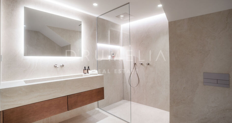 Duplex-Penthouse mit Panoramablick und Luxus-Außenbereichen in Nueva Andalucía