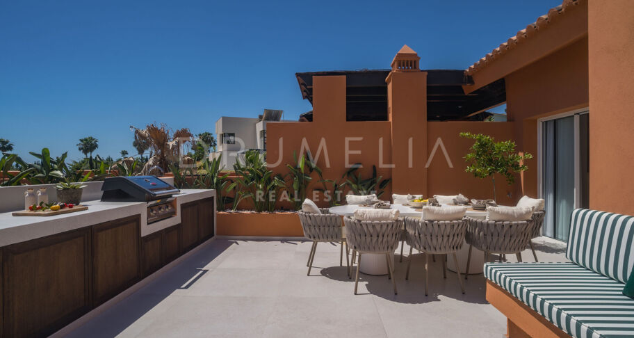 Duplex-Penthouse mit Panoramablick und Luxus-Außenbereichen in Nueva Andalucía