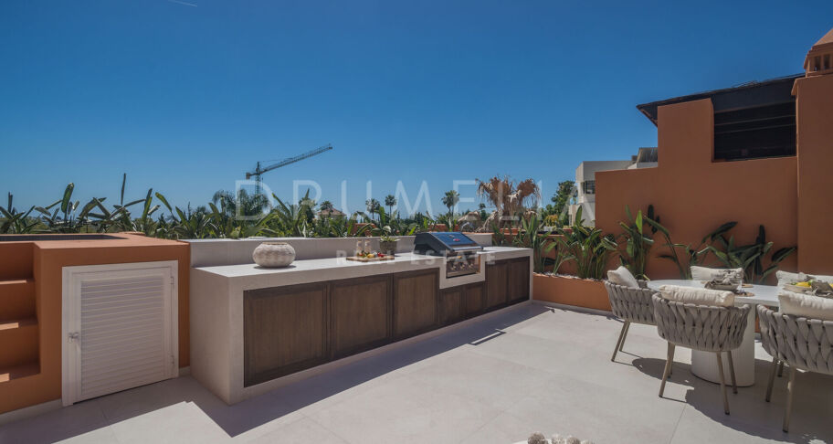 Duplex-Penthouse mit Panoramablick und Luxus-Außenbereichen in Nueva Andalucía