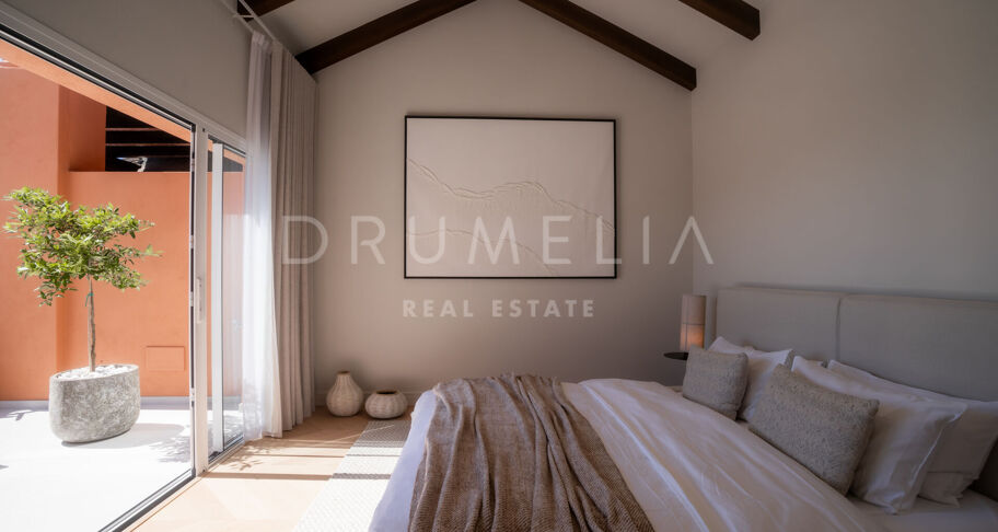 Duplex-Penthouse mit Panoramablick und Luxus-Außenbereichen in Nueva Andalucía