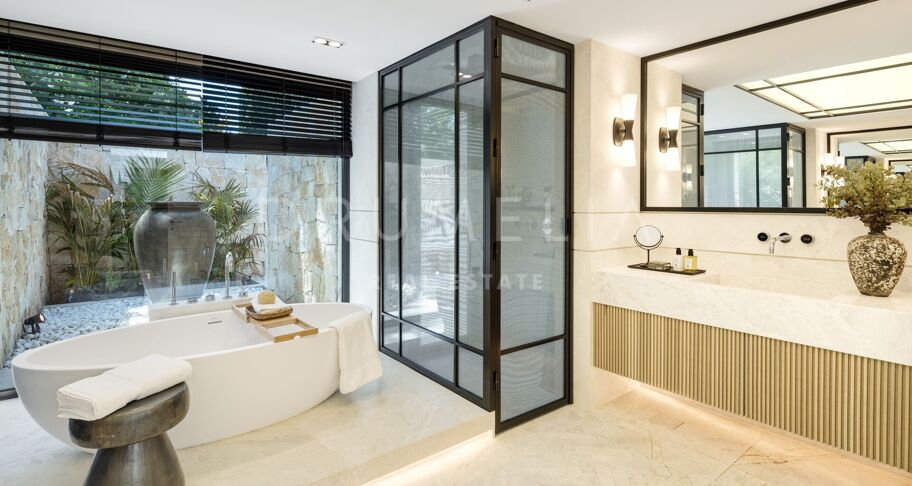 Villa Solstice - Wyjątkowa Willa Frontowa przy Polu Golfowym w Sercu Nueva Andalucía, Marbella