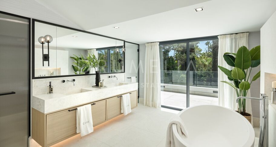 Villa Solstice - Wyjątkowa Willa Frontowa przy Polu Golfowym w Sercu Nueva Andalucía, Marbella