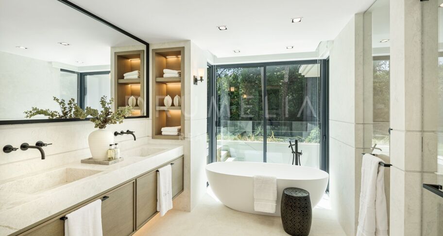 Villa Solstice - Wyjątkowa Willa Frontowa przy Polu Golfowym w Sercu Nueva Andalucía, Marbella