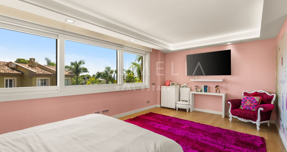 Prywatna willa z eleganckim wnętrzem i przestronnym układem w Bahía de Marbella