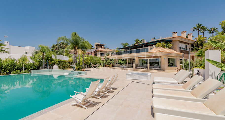Prywatna willa z eleganckim wnętrzem i przestronnym układem w Bahía de Marbella