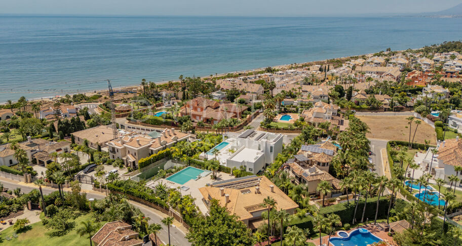 Prywatna willa z eleganckim wnętrzem i przestronnym układem w Bahía de Marbella