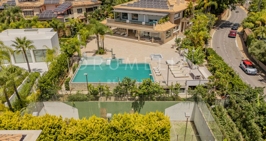 Prywatna willa z eleganckim wnętrzem i przestronnym układem w Bahía de Marbella