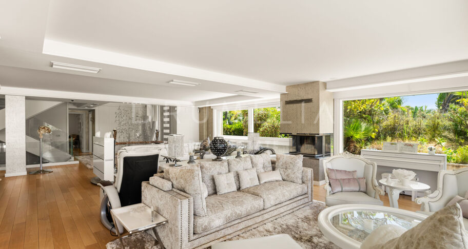 Prywatna willa z eleganckim wnętrzem i przestronnym układem w Bahía de Marbella