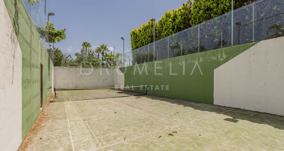Prywatna willa z eleganckim wnętrzem i przestronnym układem w Bahía de Marbella