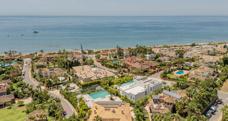 Prywatna willa z eleganckim wnętrzem i przestronnym układem w Bahía de Marbella