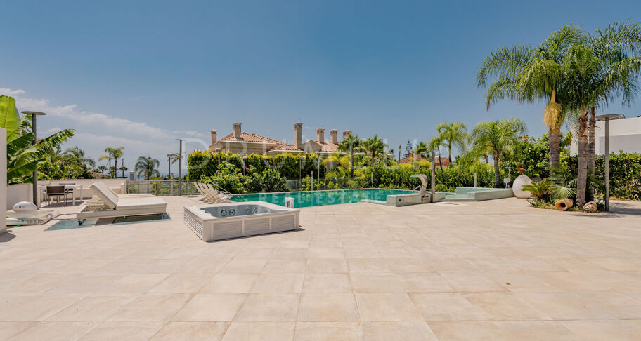 Prywatna willa z eleganckim wnętrzem i przestronnym układem w Bahía de Marbella