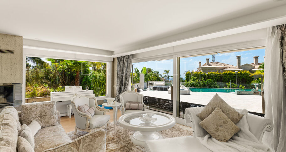 Prywatna willa z eleganckim wnętrzem i przestronnym układem w Bahía de Marbella