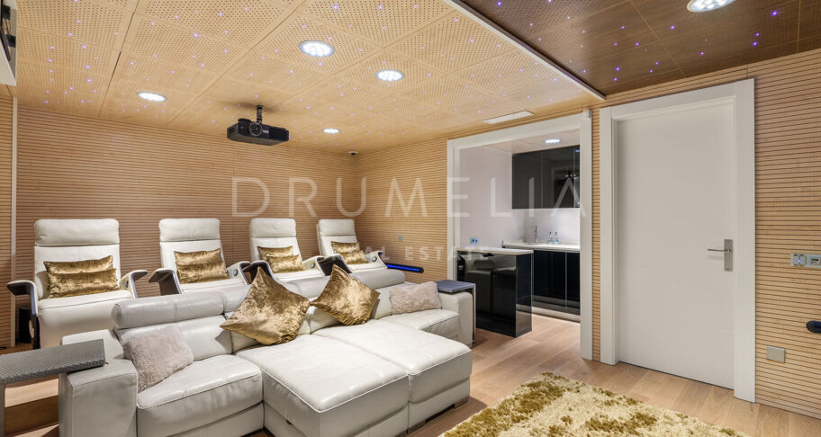 Prywatna willa z eleganckim wnętrzem i przestronnym układem w Bahía de Marbella